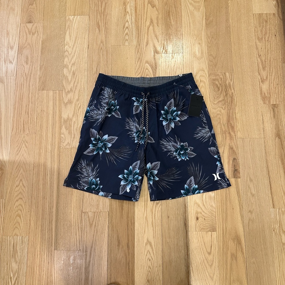 ‼️NWT- men’s Hurley Volley swim short with comfort liner (Large)
